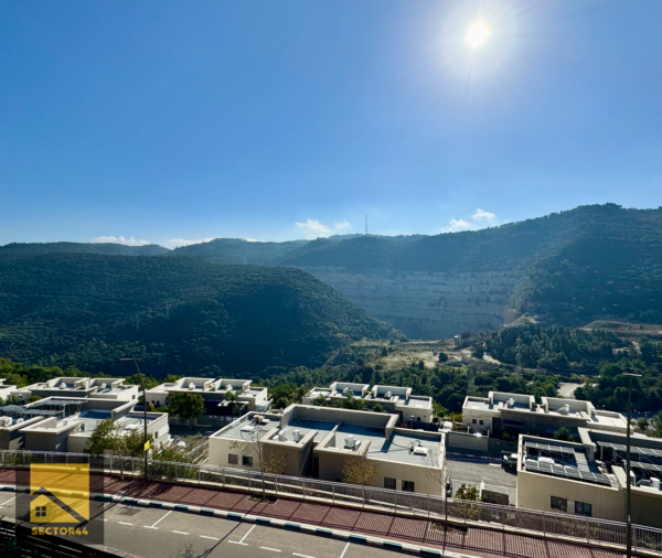 ⁦דופלקס ייחודי בעיצוב מודרני בשכונת רמות יצחק, רחוב הערמונים, נשר⁩ – תמונה ⁦2⁩