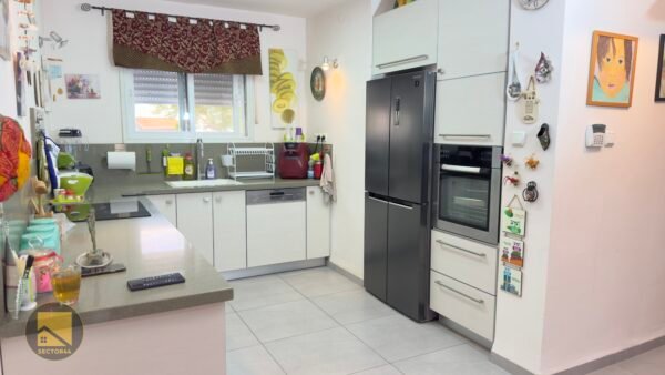 ⁦דופלקס ייחודי בעיצוב מודרני בשכונת רמות יצחק, רחוב הערמונים, נשר⁩ – תמונה ⁦10⁩